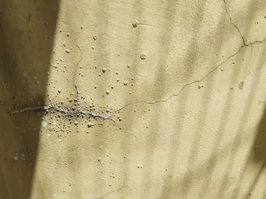 Cracked resin driveway surface showing a common problem