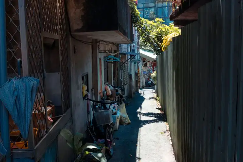 Narrow side access path beside a house