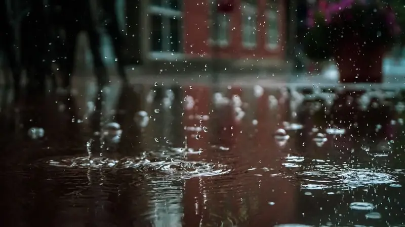 Rain falling into standing water, the wet conditions outdoor driveway lighting has to survive through a Swindon winter