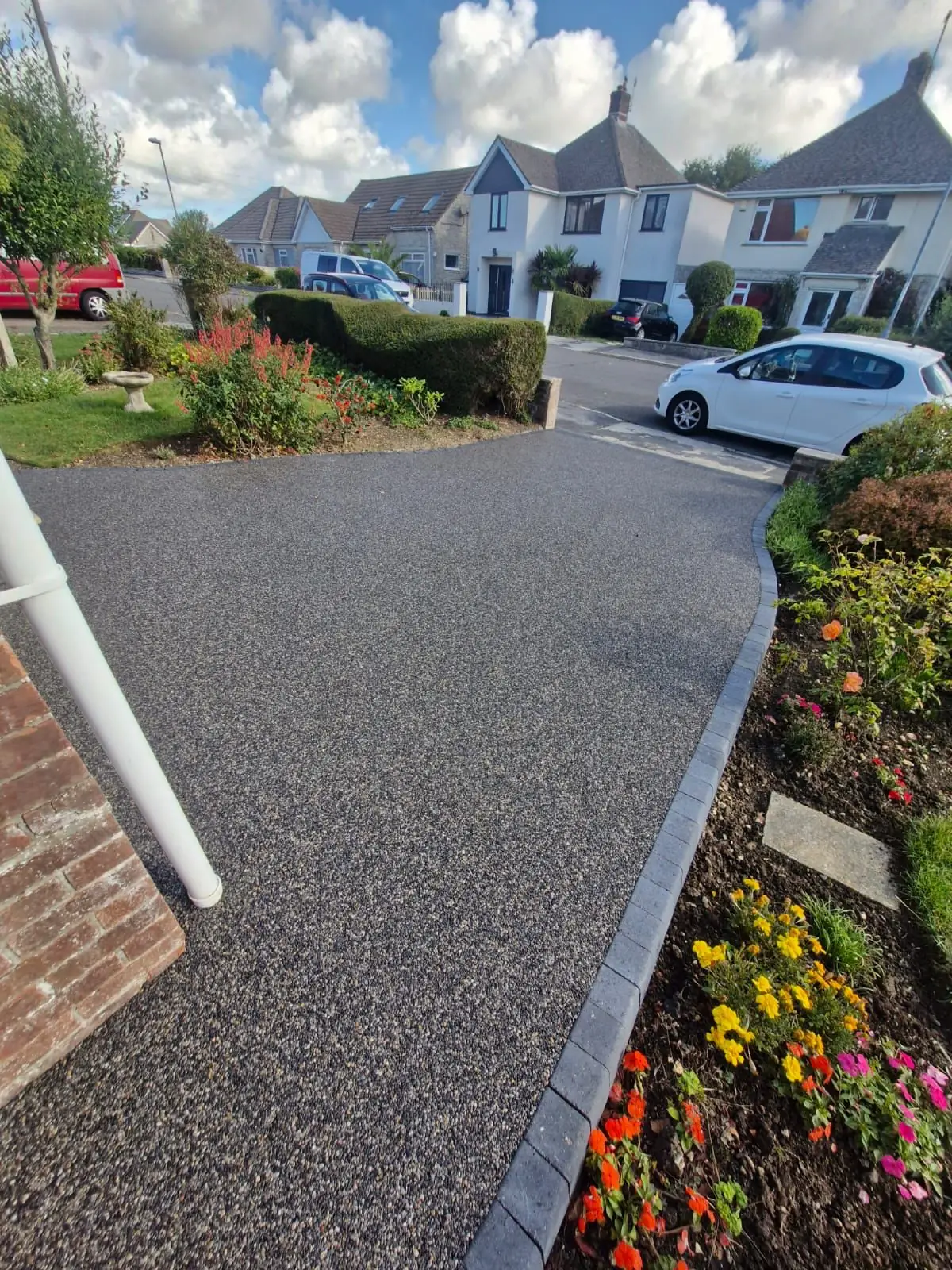 Charcoal Grey resin bound surface example in Swindon
