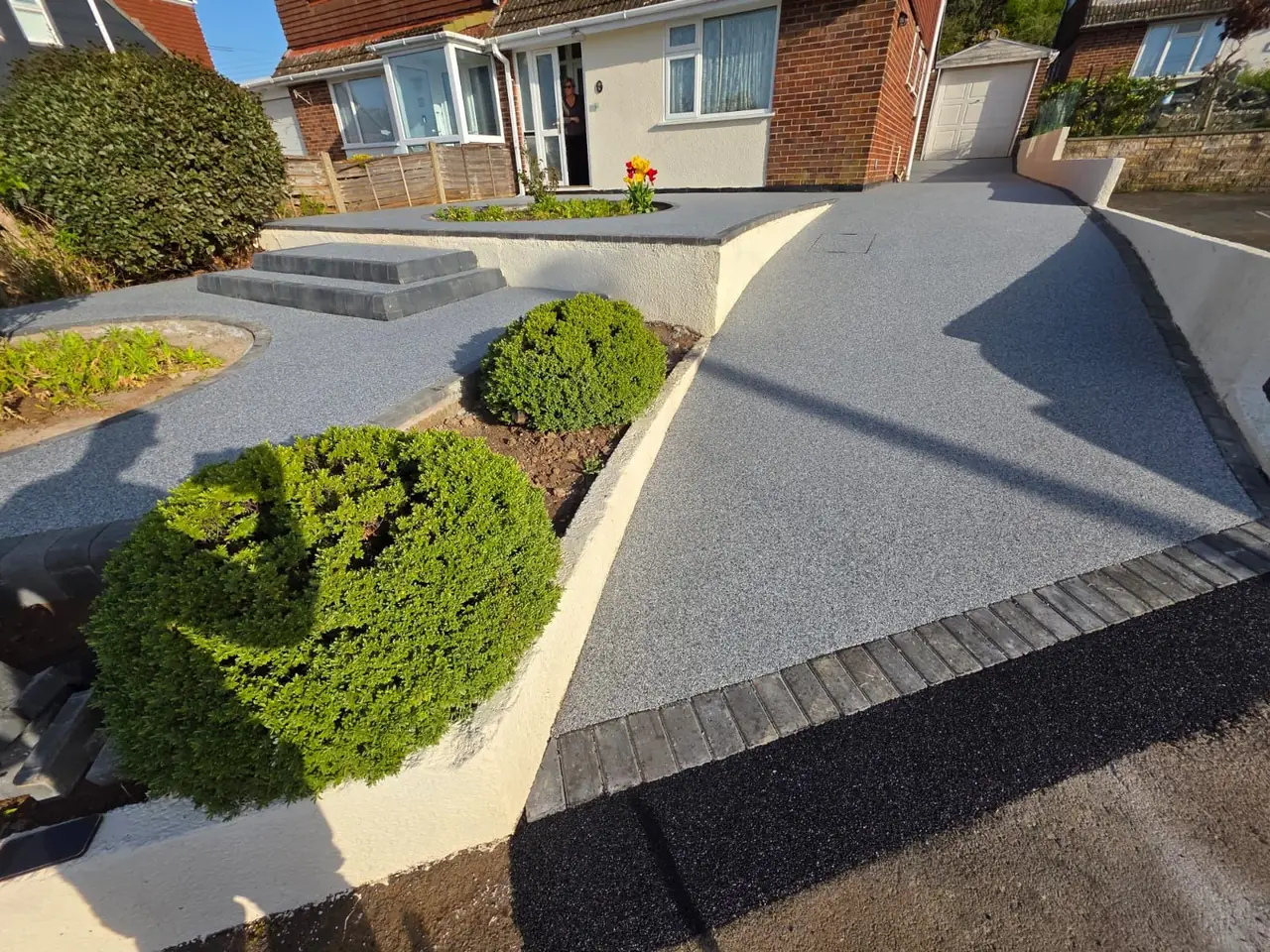 Resin driveway with circular planted border in Swindon